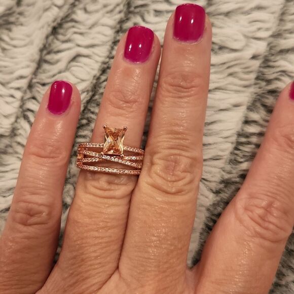 Stunning rose gold and cubic zirconia ring size 8, new without tags! Comes w/box - Picture 2 of 9